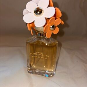 Marc Jacobs Daisy Ever So Fresh - Orange and White Floral Design